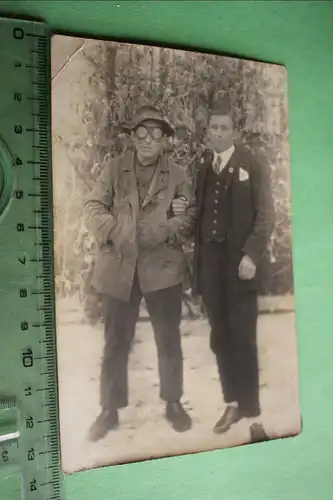 interessantes altes Foto - zwei Männer - einer mit Schutzbrille ? 1924