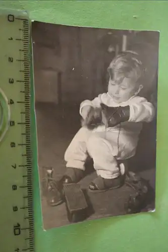 tolles altes Foto - kleiner Junge putzt seine Schuhe - 1910-30 ???