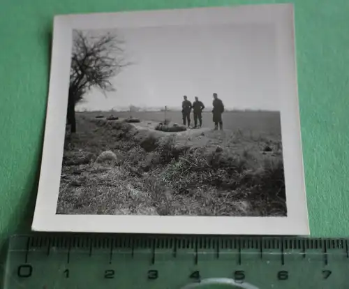 interessantes altes Foto - vier Soldatengräber, erstes ein Uffz.