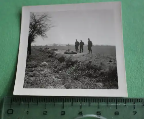 interessantes altes Foto - vier Soldatengräber, erstes ein Uffz. 