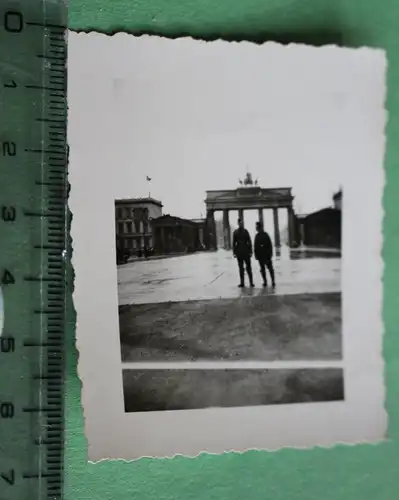 tolles altes kleines Foto - zwei Soldaten vor dem Brandenburger Tor - Berlin