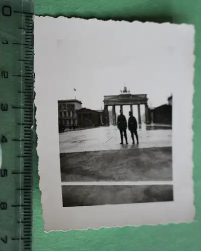 tolles altes kleines Foto - zwei Soldaten vor dem Brandenburger Tor - Berlin 