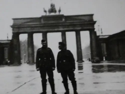 tolles altes kleines Foto - zwei Soldaten vor dem Brandenburger Tor - Berlin