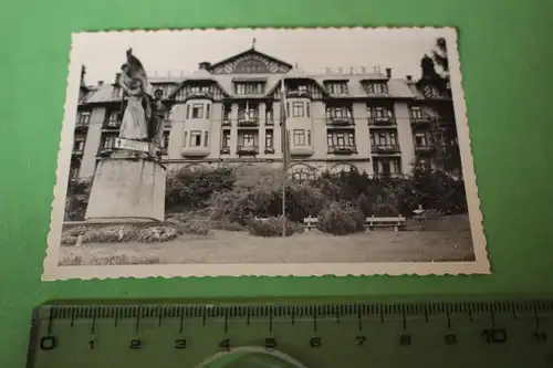 interessantes altes Foto - Statue mit Schild was ich nicht lesen kann 21.08.68