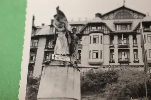 interessantes altes Foto - Statue mit Schild was ich nicht lesen kann 21.08.68