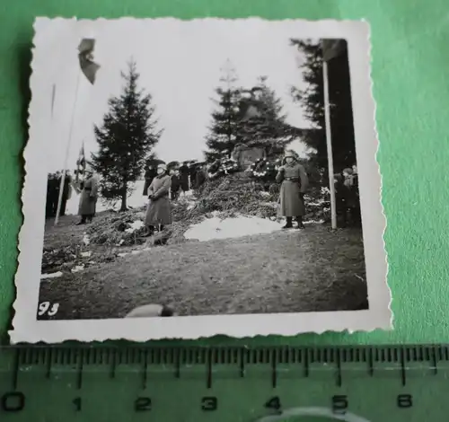 tolles altes Fotos - Soldaten stehen Wache bei Kriegerdenkmal 1940