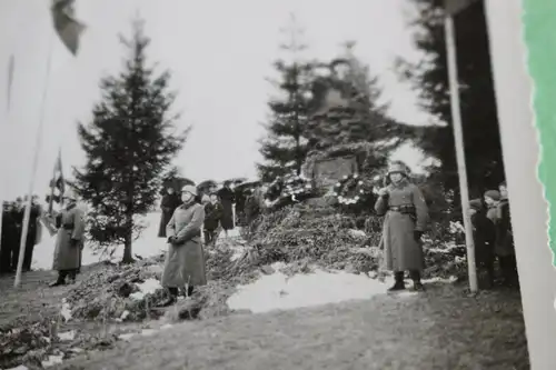 tolles altes Fotos - Soldaten stehen Wache bei Kriegerdenkmal 1940