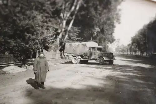 zwei tolle alte Fotos  Soldaten LKW  deutscher Russe ? auf dem Weg zu Narwa 1942