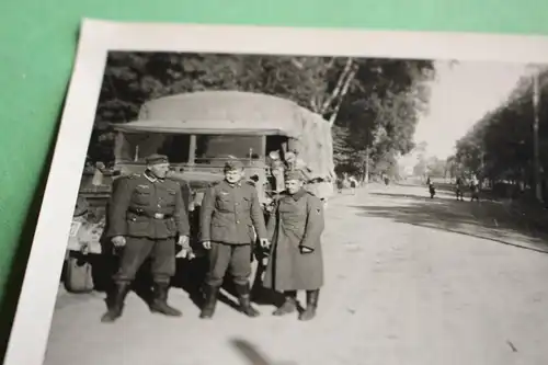 zwei tolle alte Fotos  Soldaten LKW  deutscher Russe ? auf dem Weg zu Narwa 1942