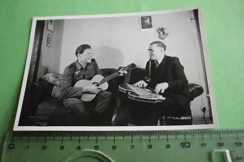 tolles altes Foto  - Vater mit Sohn - Soldat machen Musik - Hintergrund Bild