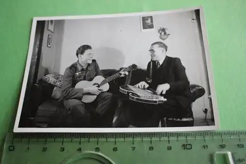tolles altes Foto  - Vater mit Sohn - Soldat machen Musik - Hintergrund Bild 