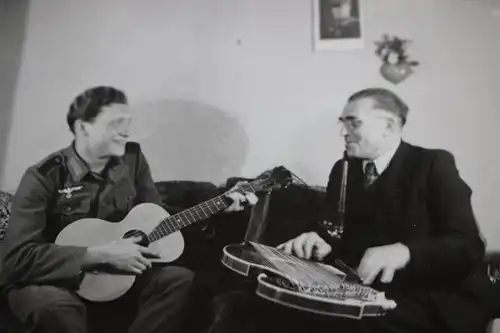 tolles altes Foto  - Vater mit Sohn - Soldat machen Musik - Hintergrund Bild