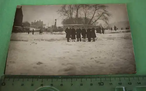 tolles altes Foto - Personen auf zugefrorenen Fluß 20-30er Jahre ? Ort ???