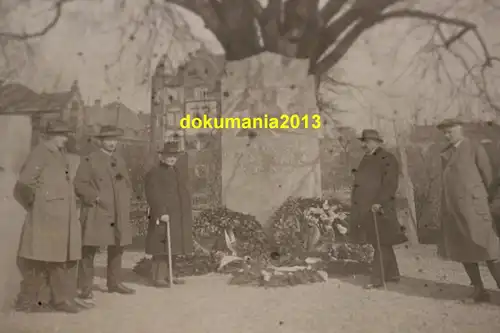 zwei tolle alte Fotos - Kriegerdenkmal und Personen in Hameln - 1926