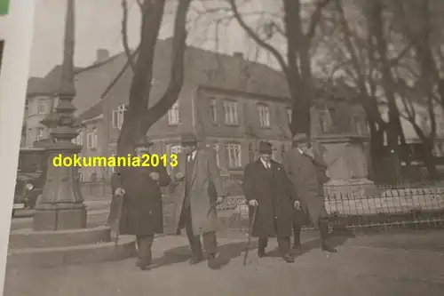 zwei tolle alte Fotos - Kriegerdenkmal und Personen in Hameln - 1926