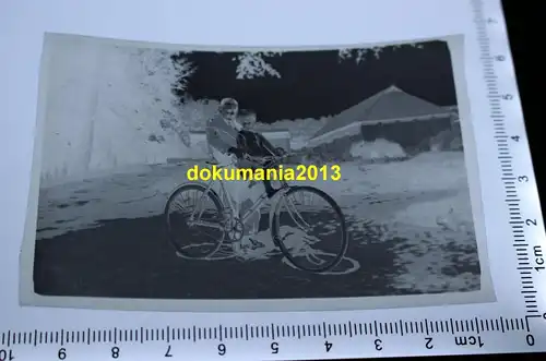 tolles altes Negativ - Vater mit Kind posieren mit einem Fahrrad 30-40er Jahre 