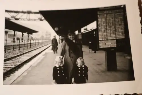 zwei tolle alte Fotos - Bahnhof - Marburg oder Hatzfeld ??? 1941