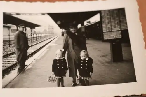 zwei tolle alte Fotos - Bahnhof - Marburg oder Hatzfeld ??? 1941