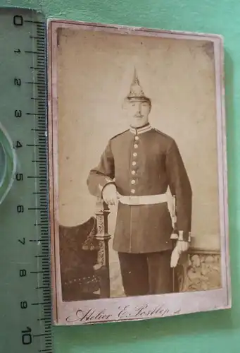 tolles altes CDV-Foto - Soldat mit Paradehelm - Berlin - Atelier Postlep