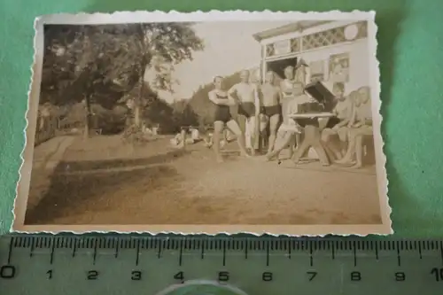 tolles altes Foto - Gruppe Männer in Badehosen an einem Grammophon  1939