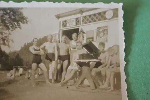 tolles altes Foto - Gruppe Männer in Badehosen an einem Grammophon  1939