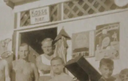 tolles altes Foto - Gruppe Männer in Badehosen an einem Grammophon  1939