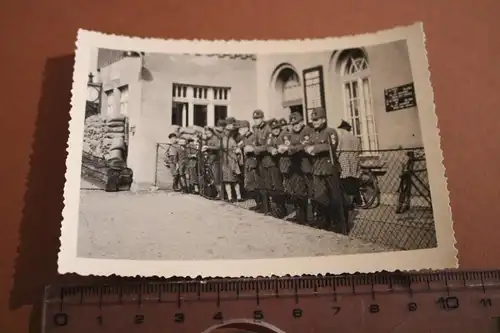interessantes altes Foto - Bahnhof ? Soldaten und Kinder warten, Fenster Sandsäc