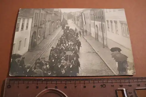 tolles altes Foto - Marsch Gruppe Männer durch Strasse - Gewerkschaft ? 1910-20?