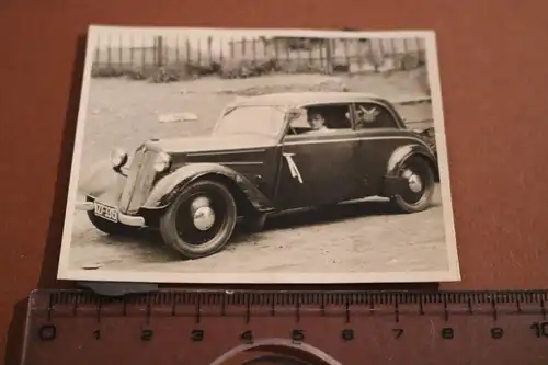 tolles altes Foto - Mann posiert mit mir unbekannten Oldtimer 
