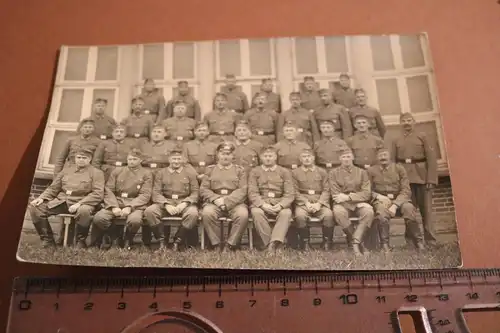 tolles altes Foto - Gruppenfoto - Soldaten - einer mit kleinem Bruststern