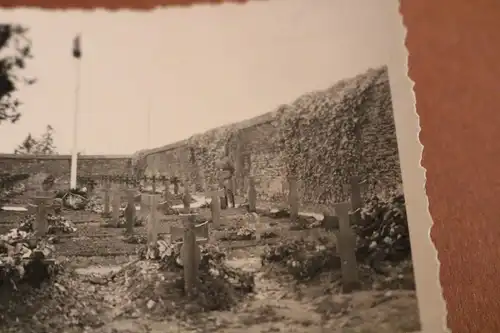 altes Foto - Soldatenfriedhof  in einem Ort - Mauern umzu - Ort ???