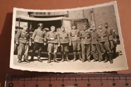 altes Foto - Gruppe Soldaten vor einem LKW - mir unbekannte Kragenspeigel ?