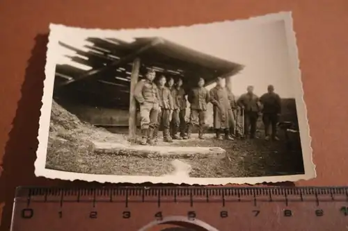 interessantes altes Foto -  Gruppe Soldaten , zweiter von re . Hiwi ??