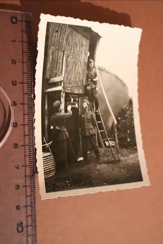 interessantes altes Foto -  Soldaten Bau Tarnung ?? für Bunkereingang ?