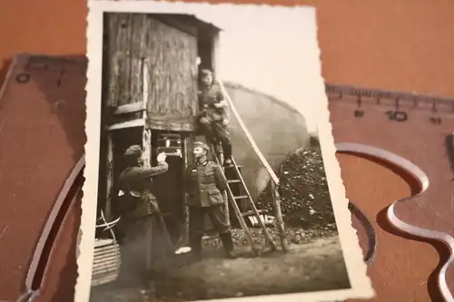 interessantes altes Foto -  Soldaten Bau Tarnung ?? für Bunkereingang ?