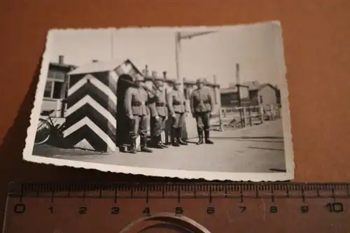 vier Soldaten posieren vor einem Wachhäuschen - Wache 