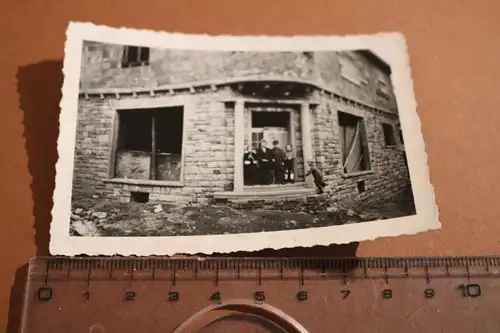 interessantes altes Foto - Gruppe Kinder vor zerstörtem Haus