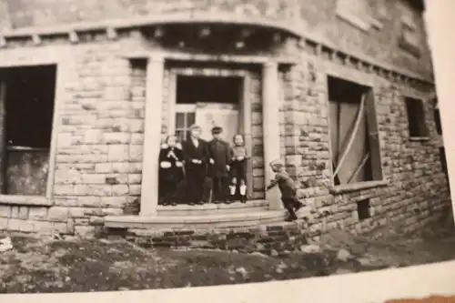 interessantes altes Foto - Gruppe Kinder vor zerstörtem Haus