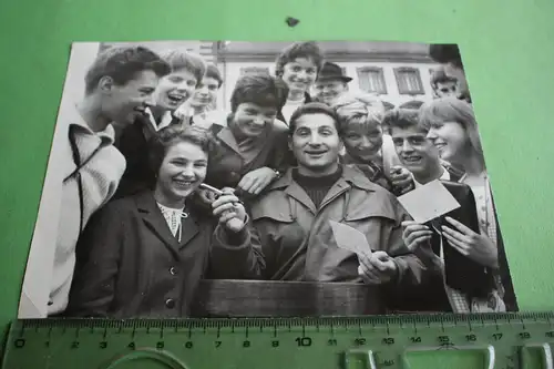 tolles altes Foto - Freddy Quinn gibt Autogramme - 60er Jahre ?