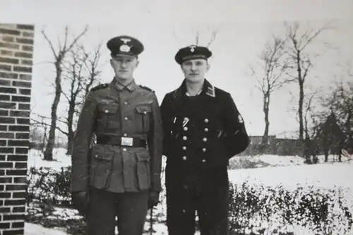 tolles altes Foto - Brüder ?  Matrose und Soldat Wehrmacht - 1942