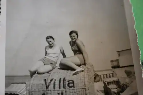 tolles altes Foto - zwei hübsche Frauen posieren auf einem Strandkorb - 20-30er