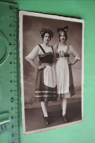 tolles altes Foto - zwei hübsche Frauen in Tracht  20-30er Jahre ??