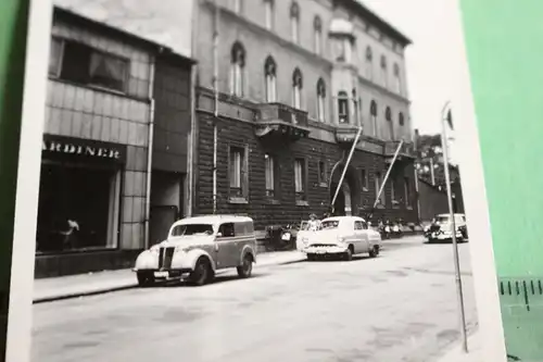 tolles altes Foto - Srassenzug mit Oldtimern - 50-60er Jahre ???