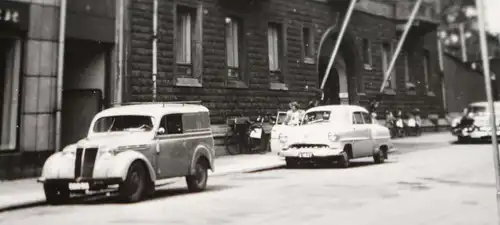 tolles altes Foto - Srassenzug mit Oldtimern - 50-60er Jahre ???