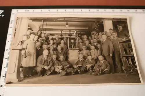 tolles altes Foto - Gruppenfoto Arbeiter mit Pokal Qualitätswettbewerb