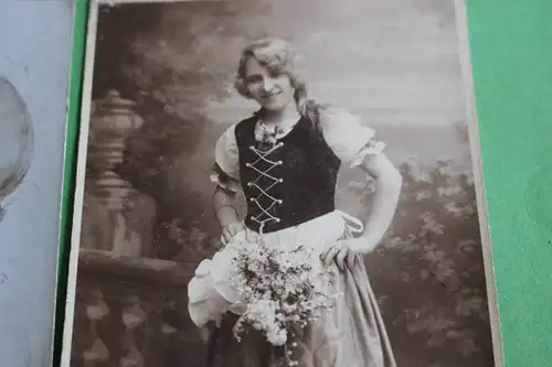 zwei tolle alte Fotos - Portrait einer hübschen Frau in Tracht  1926 und 27