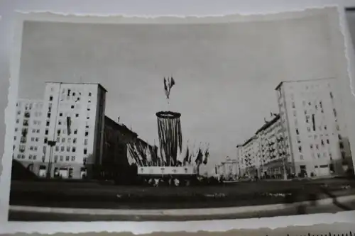 tolles altes Foto mit Negativ - großer Maibaum ?? Flaggen  ? 50-60er Jahre ?