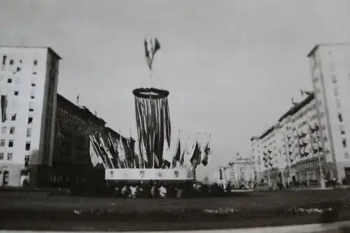 tolles altes Foto mit Negativ - großer Maibaum ?? Flaggen  ? 50-60er Jahre ?