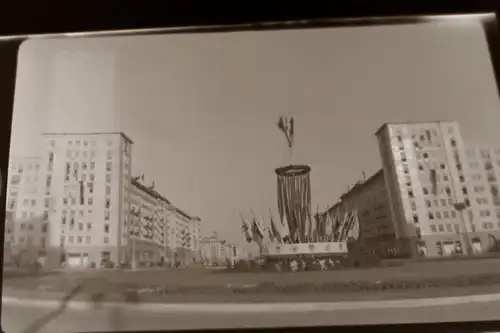 tolles altes Foto mit Negativ - großer Maibaum ?? Flaggen  ? 50-60er Jahre ?