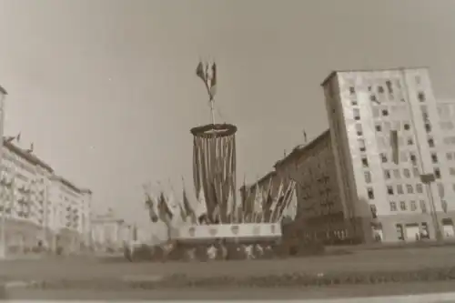 tolles altes Foto mit Negativ - großer Maibaum ?? Flaggen  ? 50-60er Jahre ?